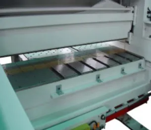 機身工作床面採用鋼板材質， 耐刮不傷板材
